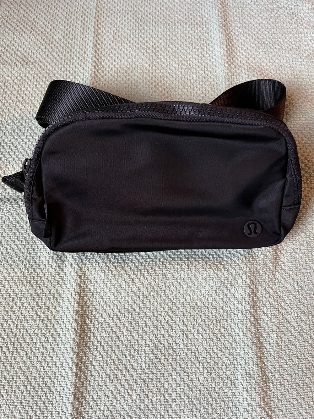 🆕 Lululemon Everywhere Belt Bag with long strap, o/s, Black on Black
